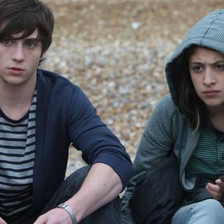 Angus, Thongs and Perfect Snogging wallpaper