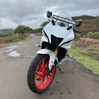 R15 V4 white wallpaper