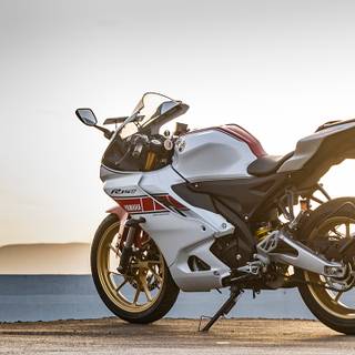 R15 V4 white wallpaper