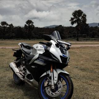 R15 V4 white wallpaper