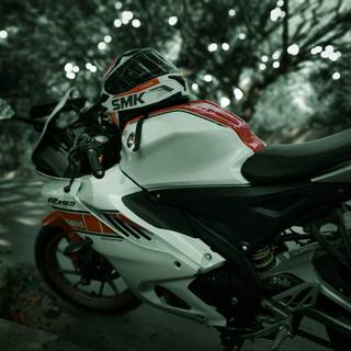 R15 V4 white wallpaper