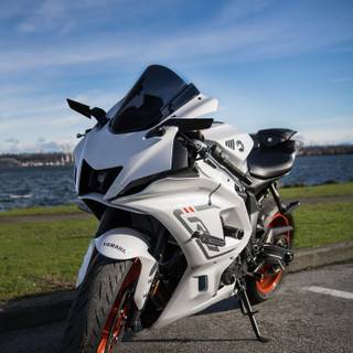 R15 V4 white wallpaper