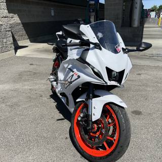 R15 V4 white wallpaper