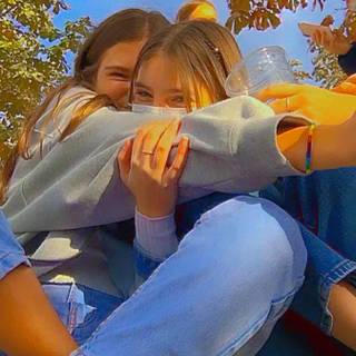 BFF hug wallpaper