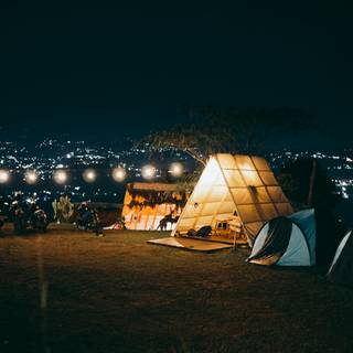 Glamping wallpaper