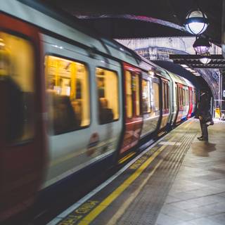 4k subway wallpaper