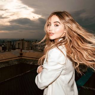 Sabrinna Carpenter desktop wallpaper