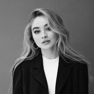 Sabrinna Carpenter desktop wallpaper