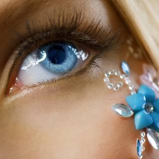 Girl eyes look up wallpaper