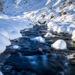 Snowy winter river wallpaper
