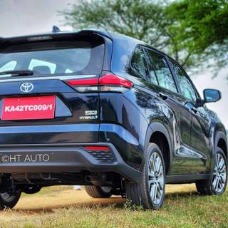 Innova Hycross wallpaper