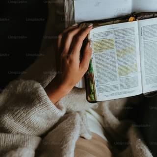 Book reader wallpaper