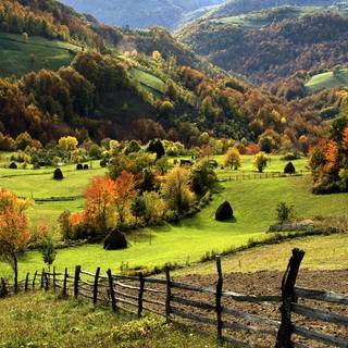 Countryside in the fall wallpaper