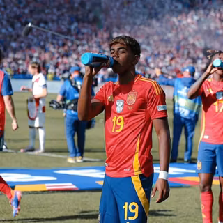 Lamine Yamal phone wallpaper