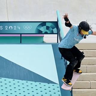 Female skateboarder wallpaper