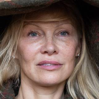 Girl without make up wallpaper