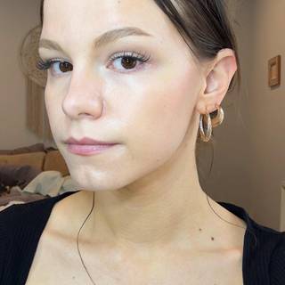 Girl without make up wallpaper