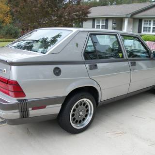 Alfa Romeo 75 wallpaper