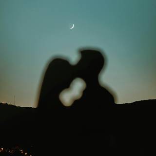 Kissing under the moon wallpaper