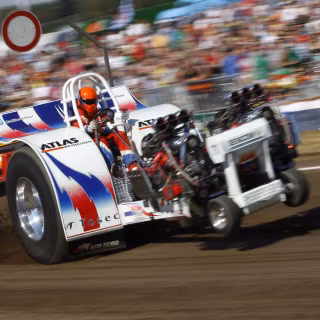 Pulling tractors wallpaper