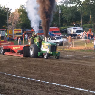 Pulling tractors wallpaper