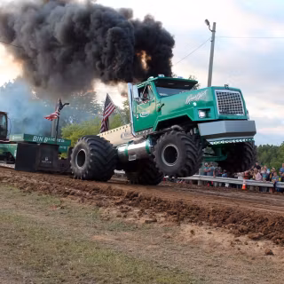 Pulling tractors wallpaper