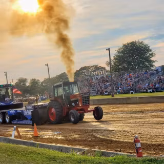 Pulling tractors wallpaper