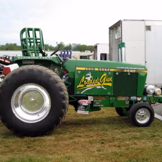 Pulling tractors wallpaper