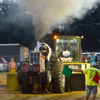 Pulling tractors wallpaper