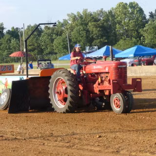 Pulling tractors wallpaper