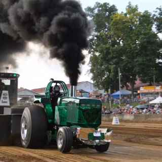 Pulling tractors wallpaper