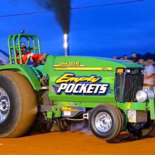 Pulling tractors wallpaper
