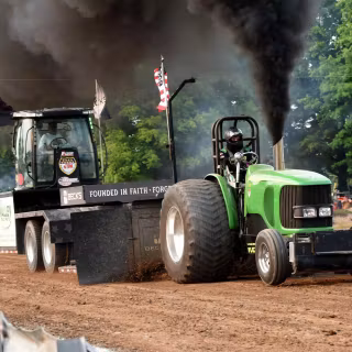 Pulling tractors wallpaper