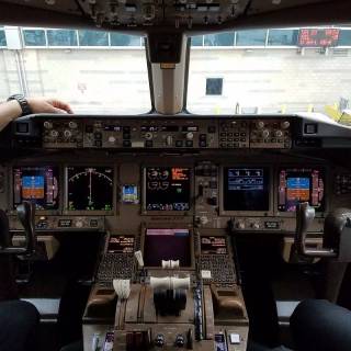 Boeing 777 4k phone wallpaper