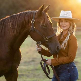 Lainey Wilson wallpaper