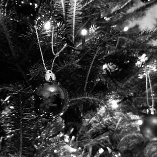 Dark Christmas tree wallpaper