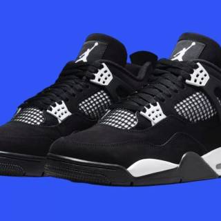 Air Jordan 4 Retro White Thunder wallpaper