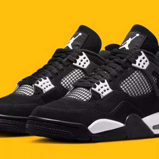 Air Jordan 4 Retro White Thunder wallpaper