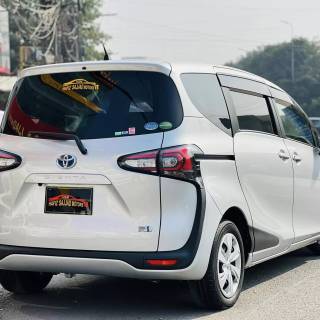 Toyota Sienta wallpaper