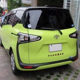 Toyota Sienta wallpaper