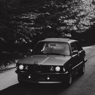 iPhone SE black wallpaper