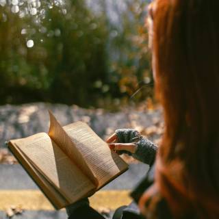 Reading 4k wallpaper