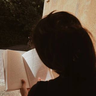 Reading 4k wallpaper