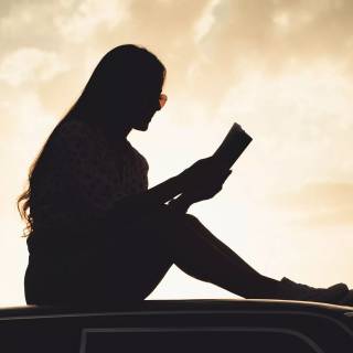 Reading 4k wallpaper