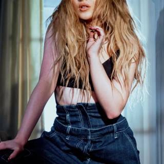 Sabrina Carpenter phone wallpaper