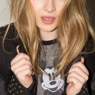 Sabrina Carpenter phone wallpaper