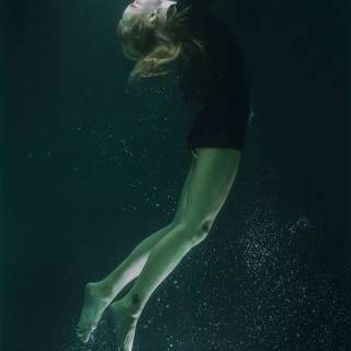 Female swimmer wallpaper