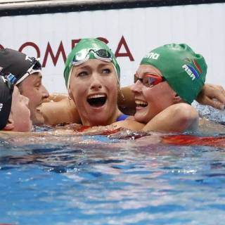 Female swimmer wallpaper