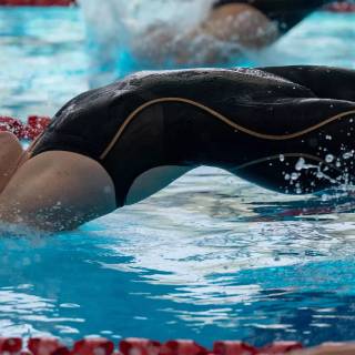 Female swimmer wallpaper