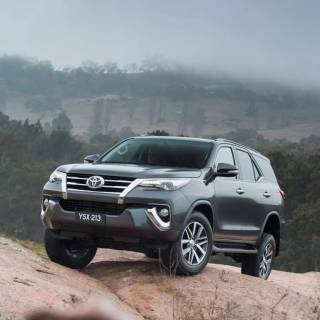 Fortuner logo wallpaper